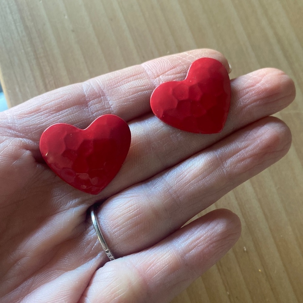 Vintage hammered‎ heart earrings from the 80s